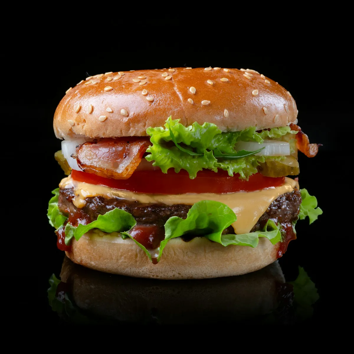 Detail smash burgera na tmavom pozadí