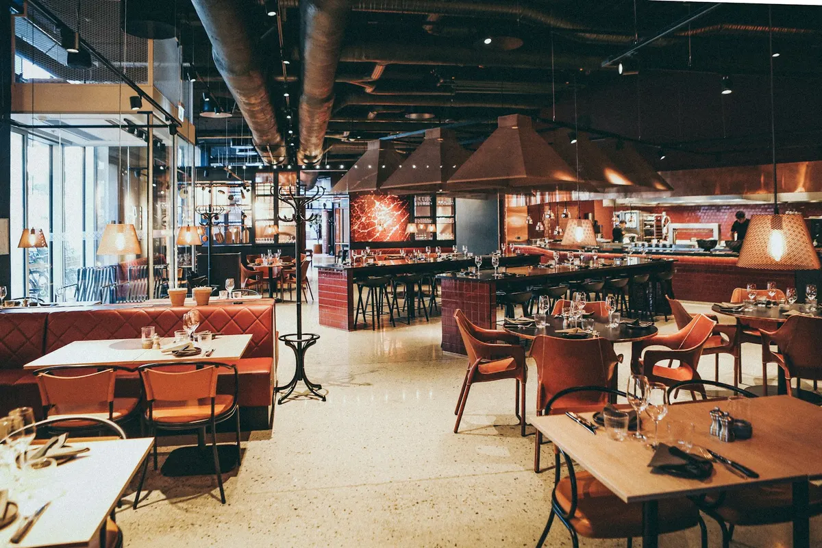 Priestor ENZO s otvorenou kuchyňou a menu tabuľou