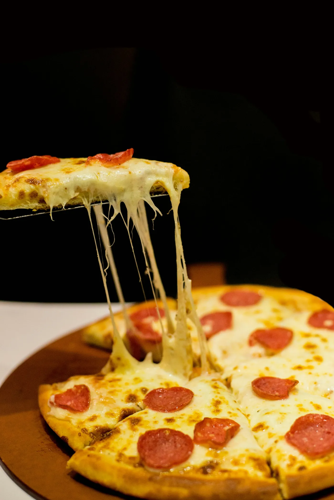 Horúca pizza s ťahajúcou sa mozzarellou
